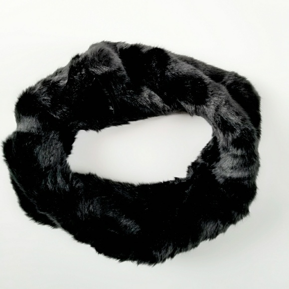 Forever 21 Accessories - Forever21 Black Faux Fur Scarf